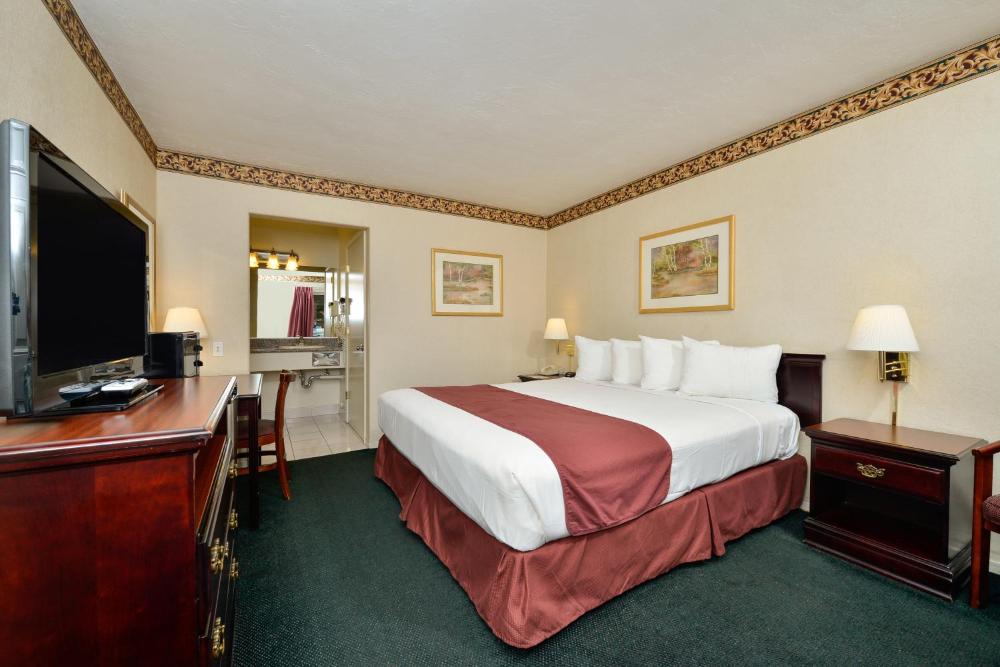 Queen Room interior